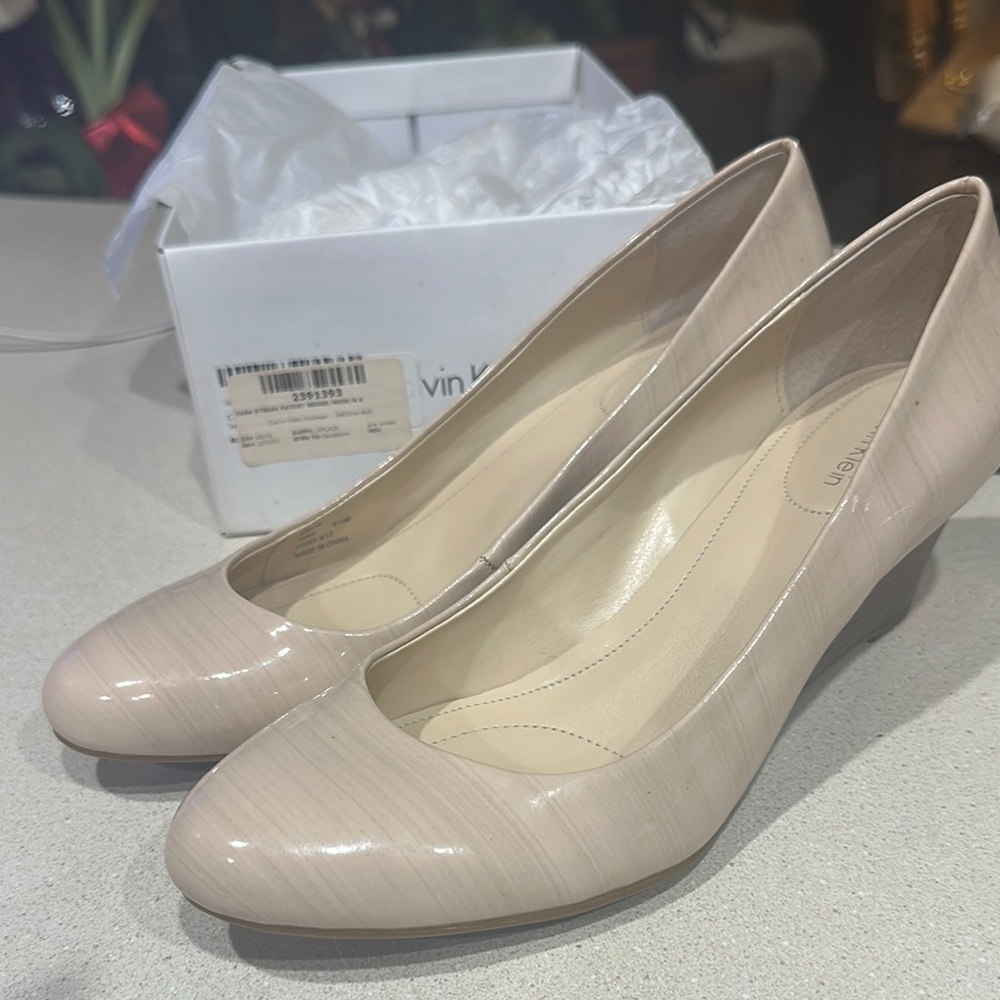 NIB Calvin Klein Women's Cream Pumps - Yama Streak Wedge Nude 8.5